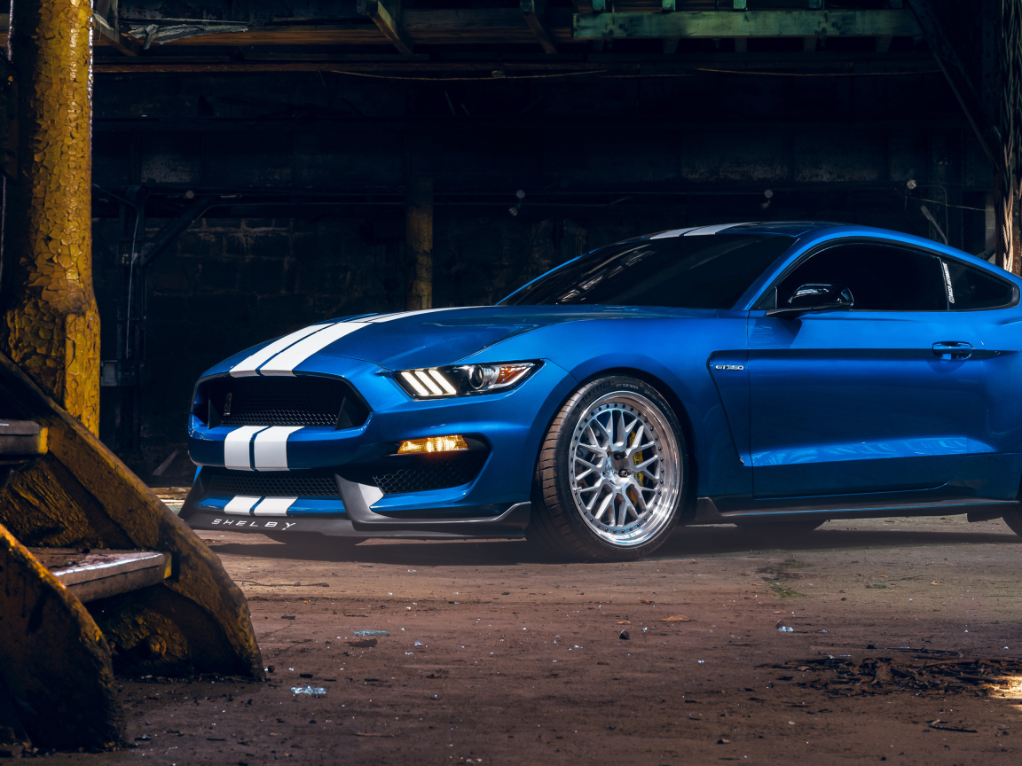 Автомобиль Ford Shelby GT350 в старом здании