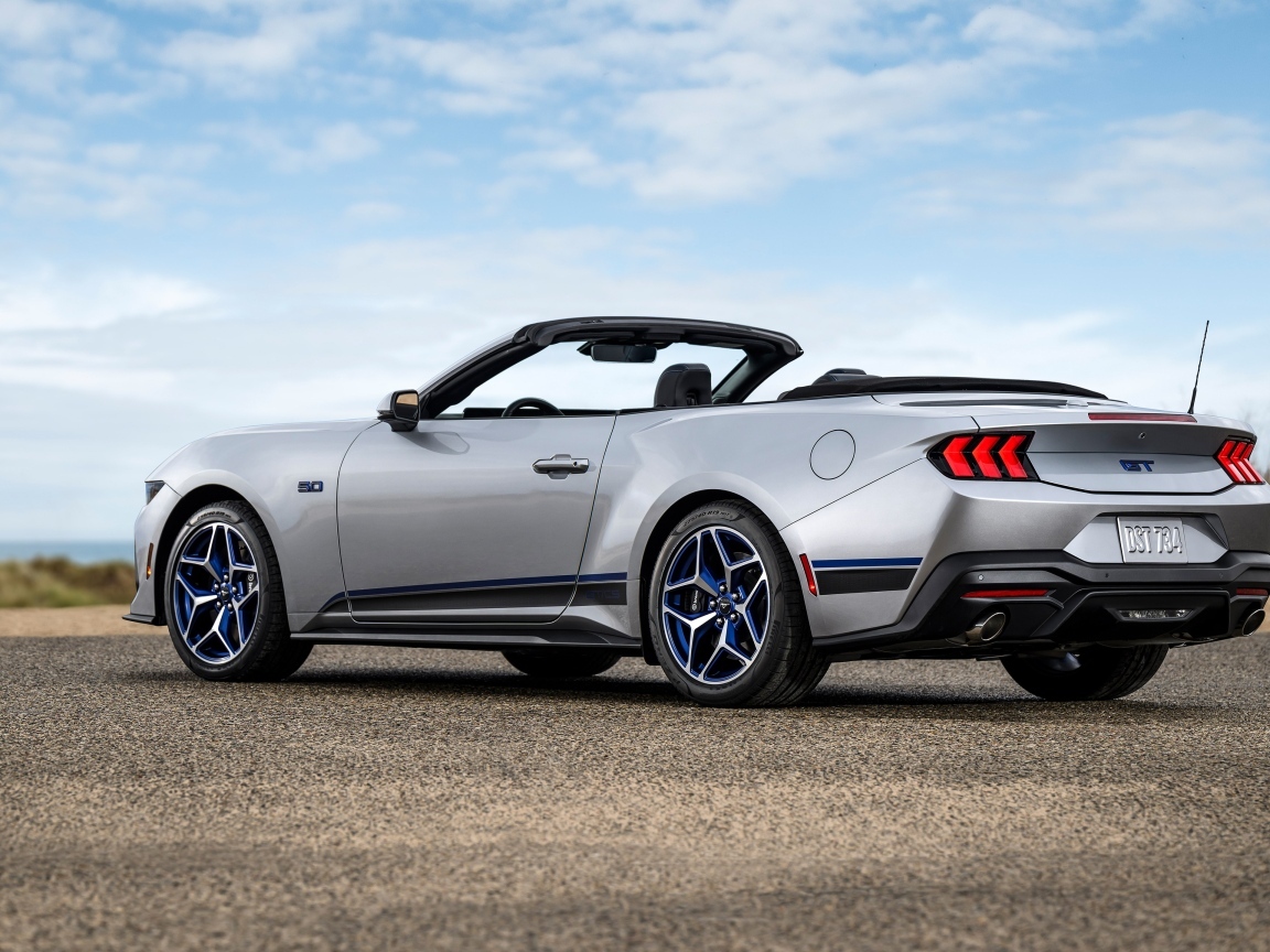 Вид сзади на автомобиль Ford Mustang GT California Special 2024 года