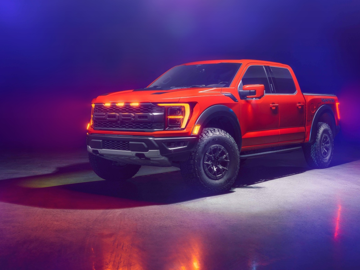 Красный пикап Ford F-150 Raptor