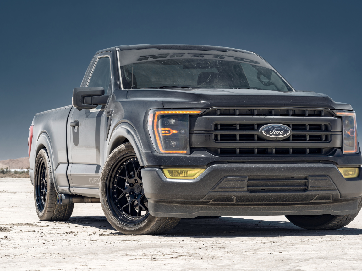 Пикап Ford F150 серебристого цвета