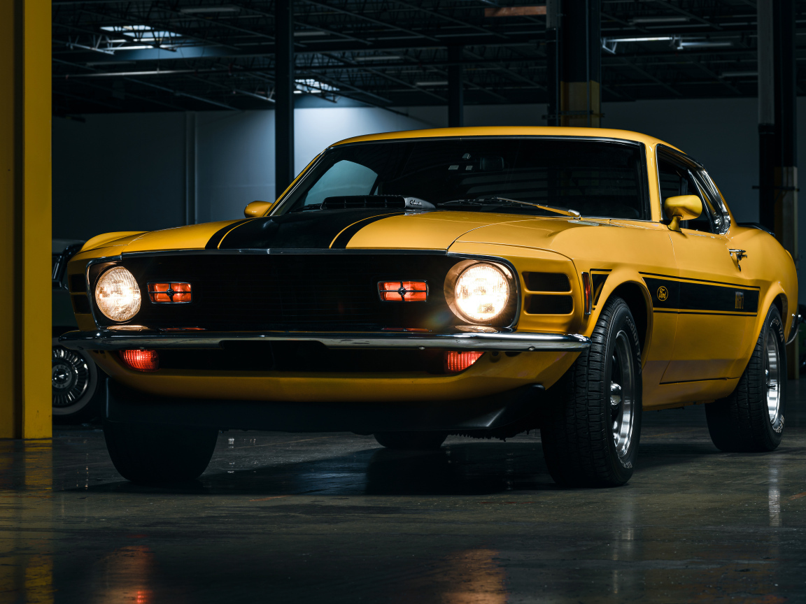 Желтый дорогой автомобиль Ford Mustang Mach 1 на парковке