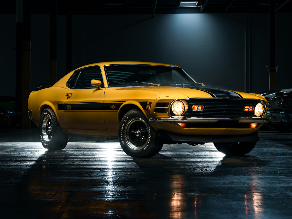 Желтый спортивный автомобиль Ford Mustang Mach 1