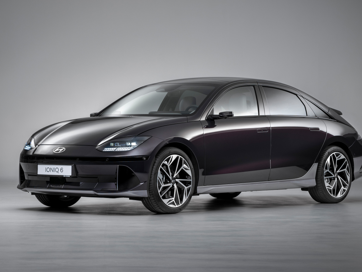 Черный автомобиль Hyundai IONIQ 6 2022 года на сером фоне