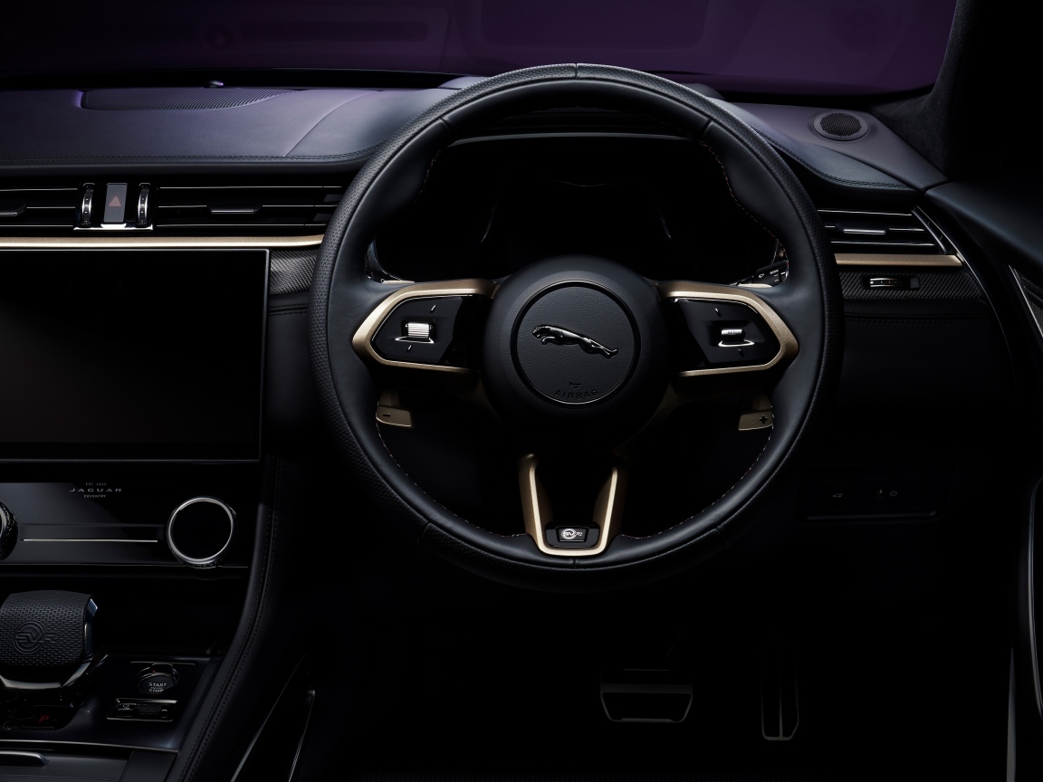 Черный кожаный салон автомобиля Jaguar F-Pace SVR