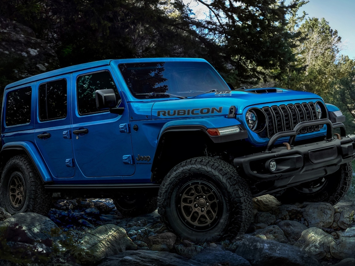 Синий Jeep Wrangler Unlimited Rubicon 2023 года на бездорожье