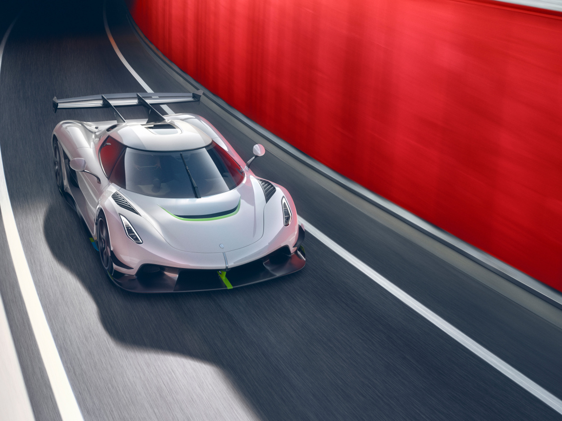 Серебристый спортивный автомобиль Koenigsegg Jesko на трассе