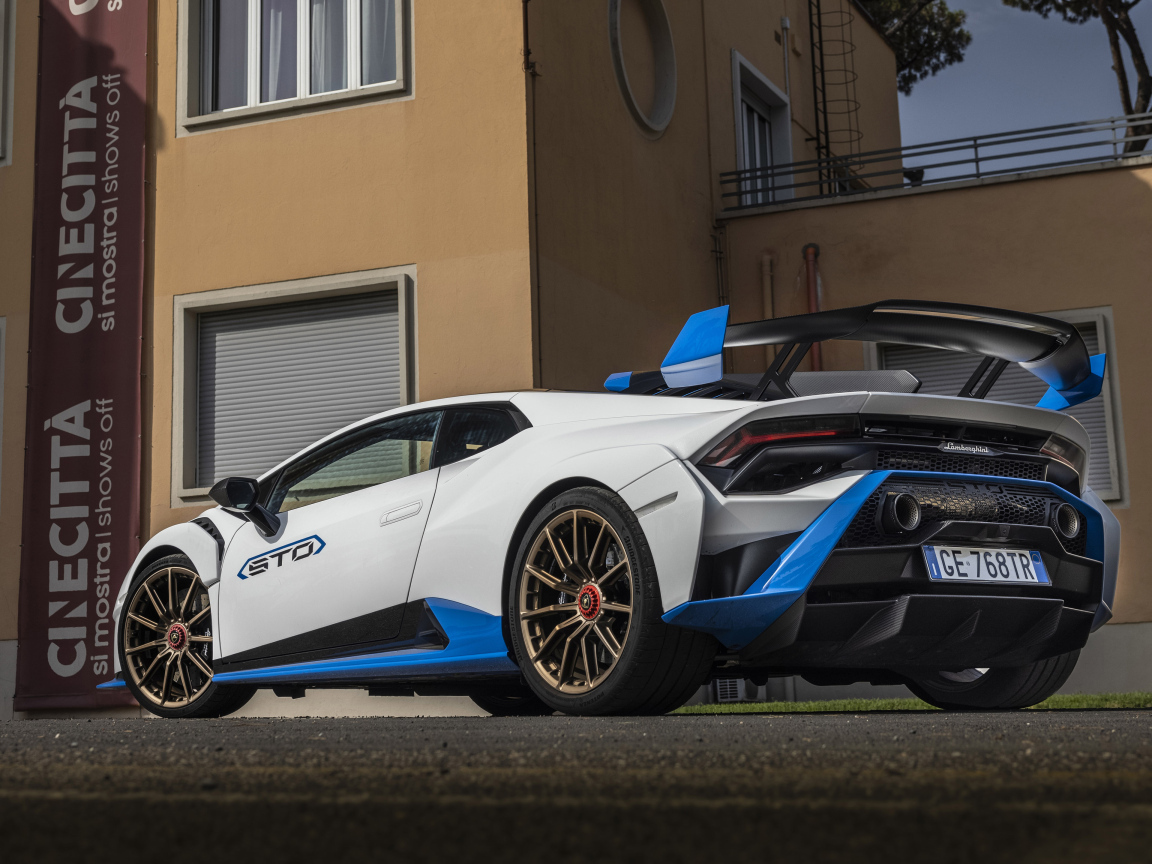 Авто Lamborghini Huracán STO 2022 года вид сзади