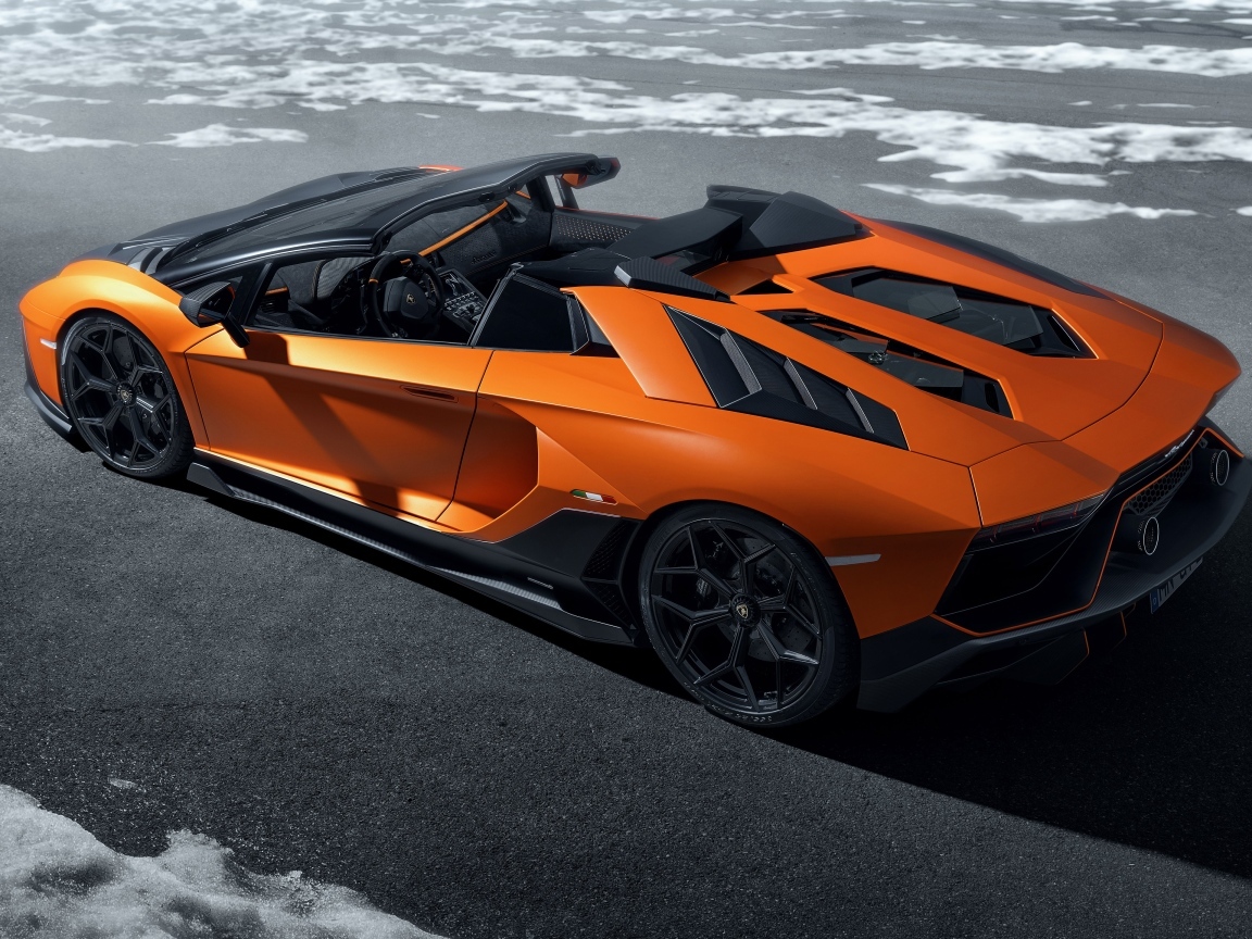 Автомобиль Lamborghini Aventador LP 780-4 Ultimae Roadster 2023 года  на дороге