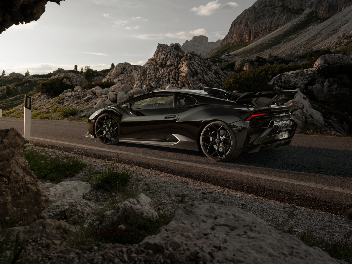 Автомобиль Lamborghini Huracán STO  вид сзади