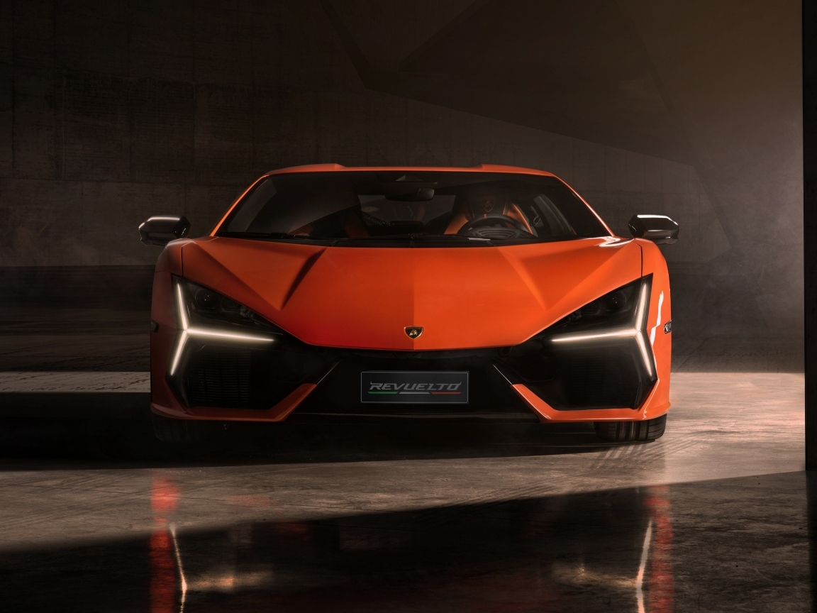 Автомобиль Lamborghini Revuelto 2023 вид спереди