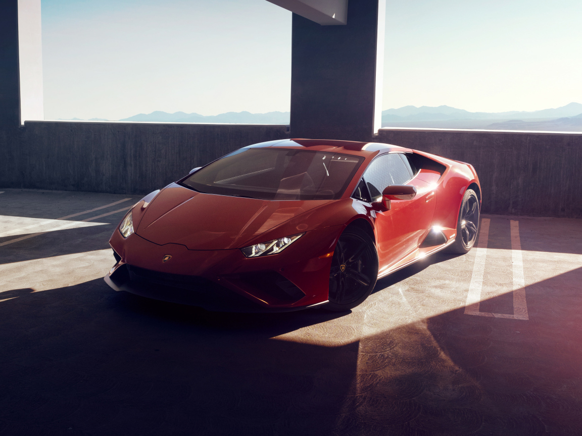 Быстрый красный автомобиль Lamborghini Huracan EVO RWD