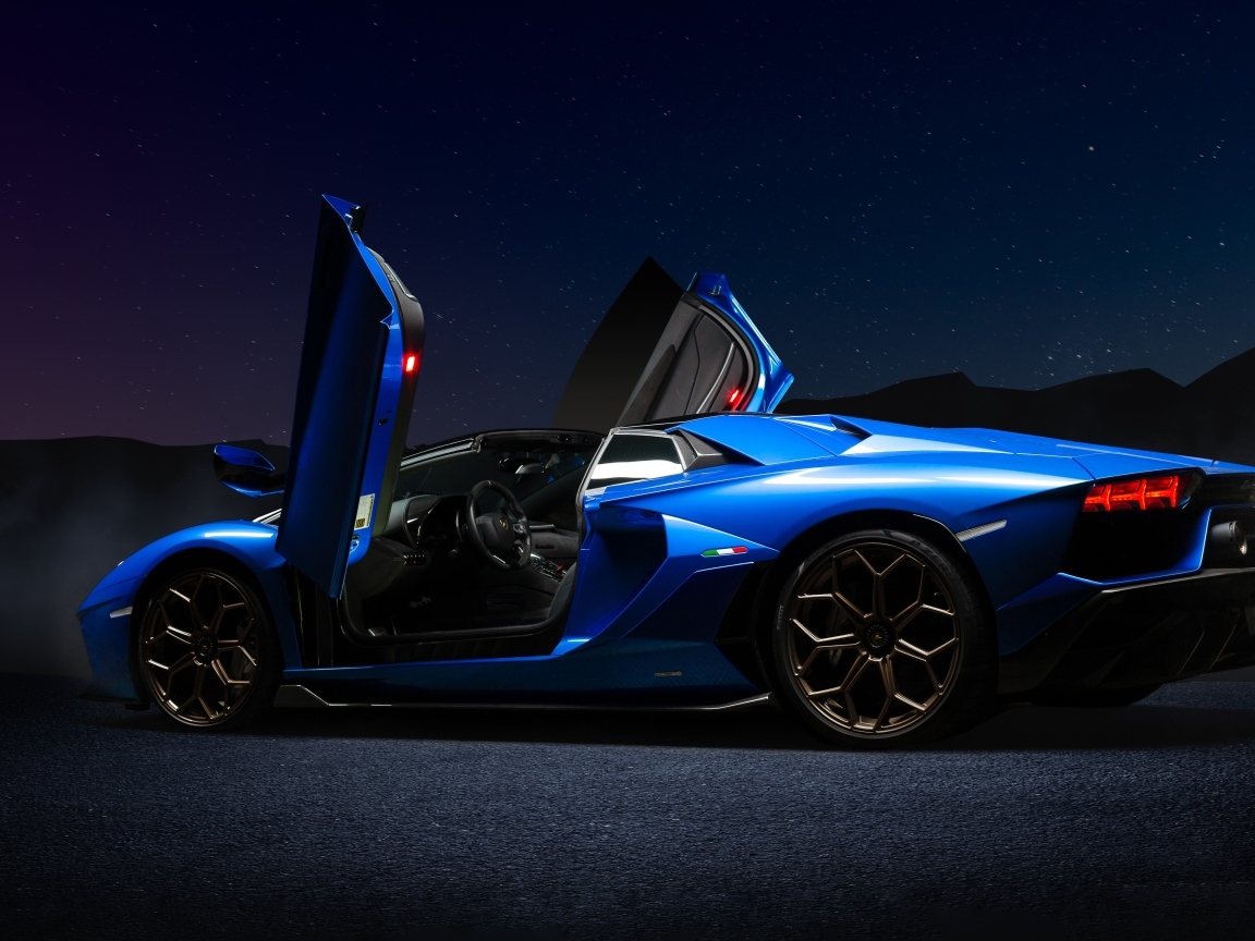 Автомобиль Lamborghini Aventador Ultimae Roadster с открытыми дверями