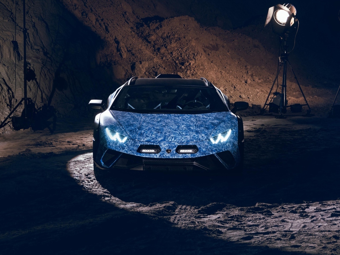 Автомобиль Lamborghini Huracán  в горах