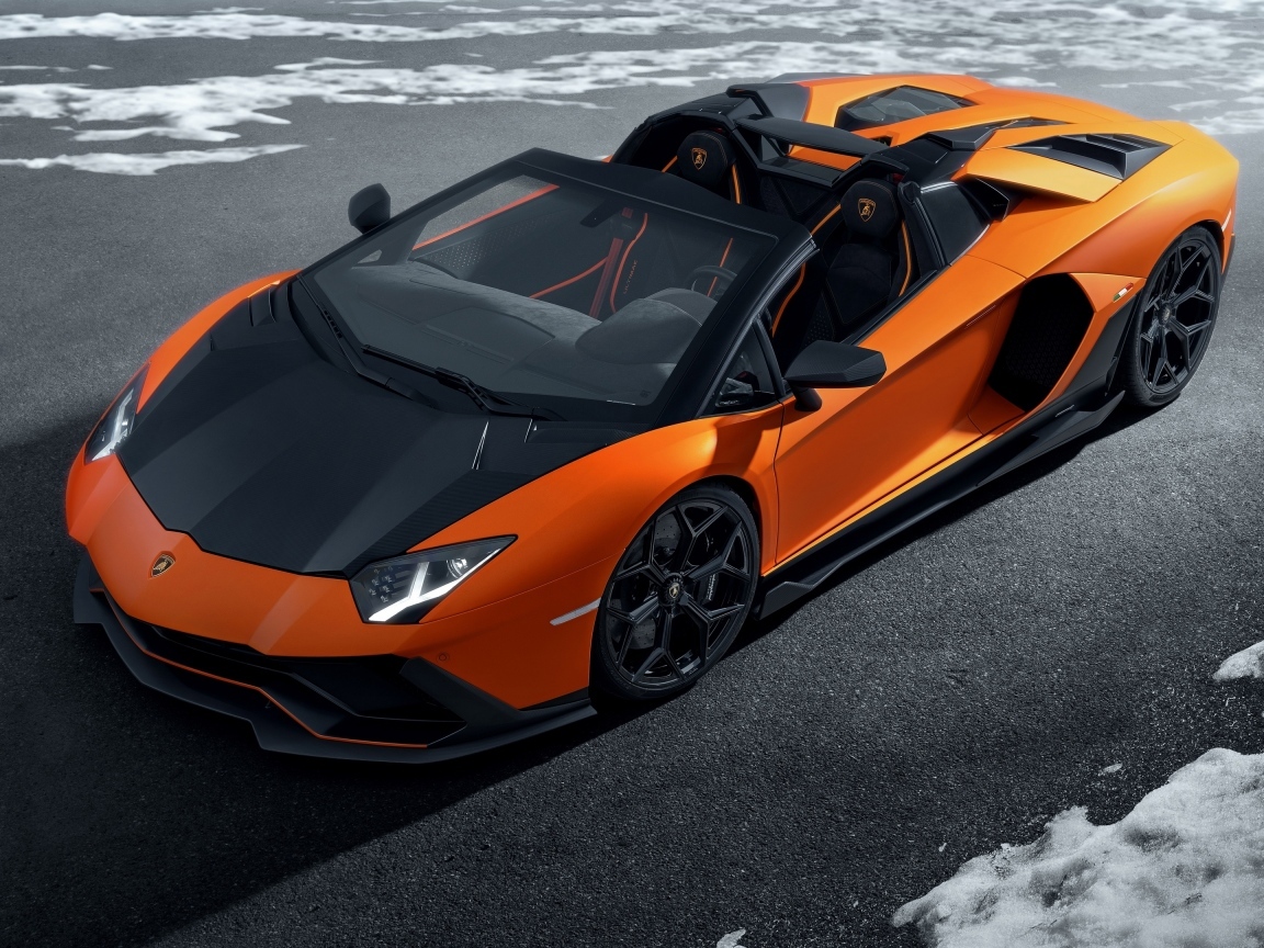 Оранжевый спортивный автомобиль Lamborghini Aventador
