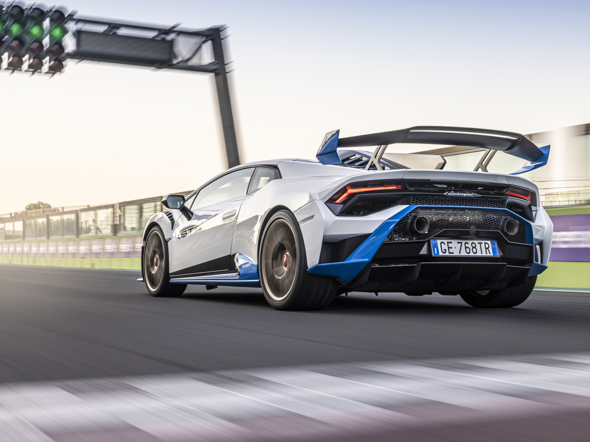 Гоночный Lamborghini Huracán STO у светофора 