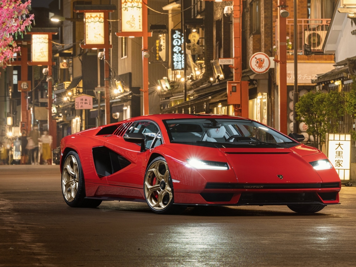 Красный быстрый автомобиль Lamborghini Countach LPI 800-4  в городе