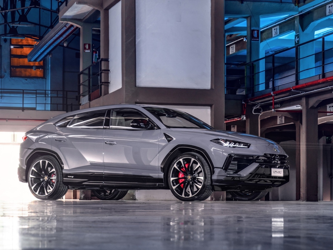Серебристый автомобиль Lamborghini Urus S в здании