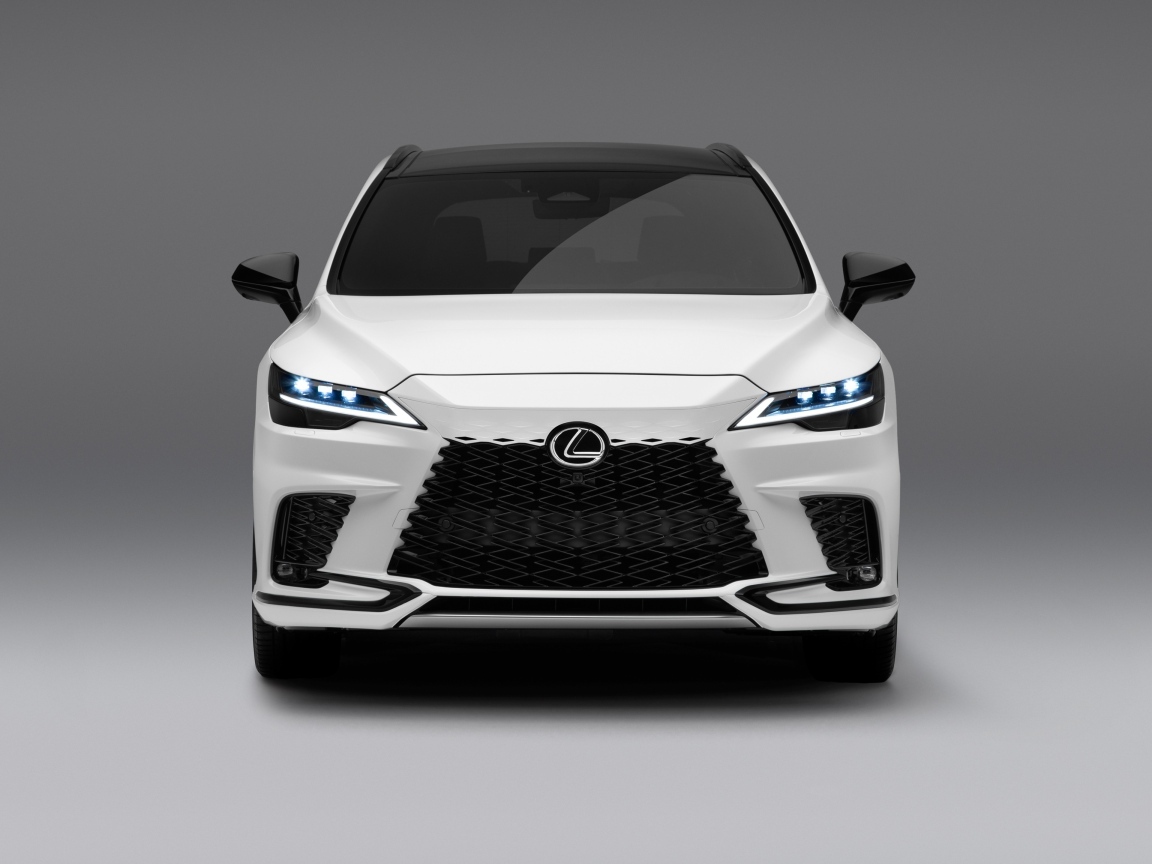 Вид спереди на автомобиль  Lexus RX 500h F SPORT