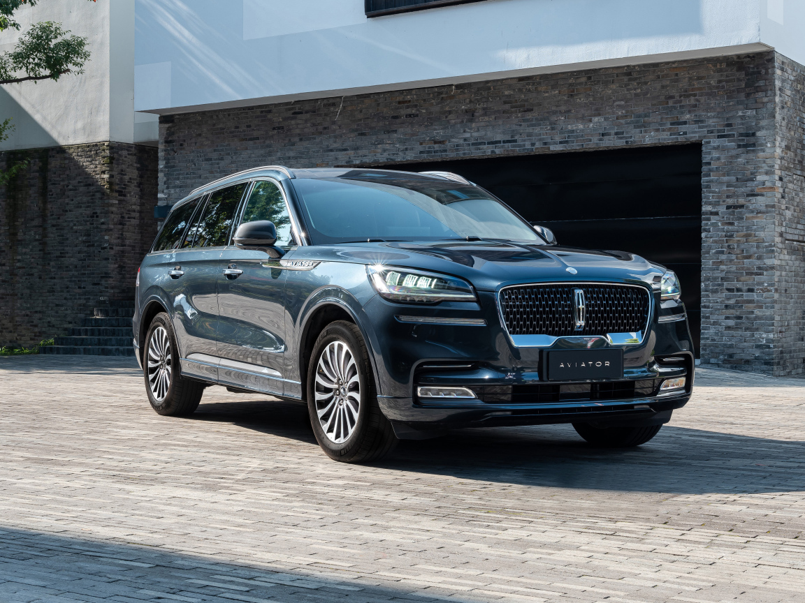 Внедорожник Lincoln Aviator 100th Anniversary 2023 года у гаража