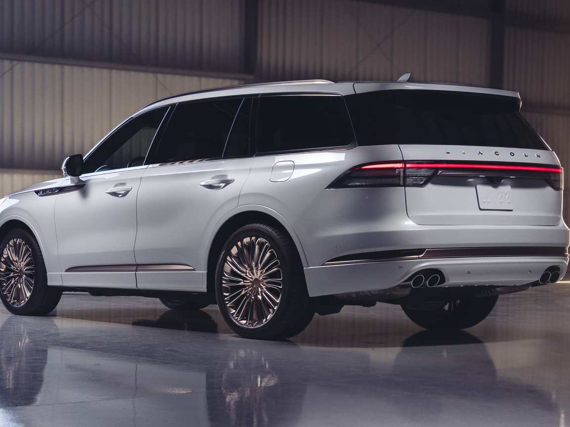 Серебристый Lincoln Aviator Shinola Concept вид сзади