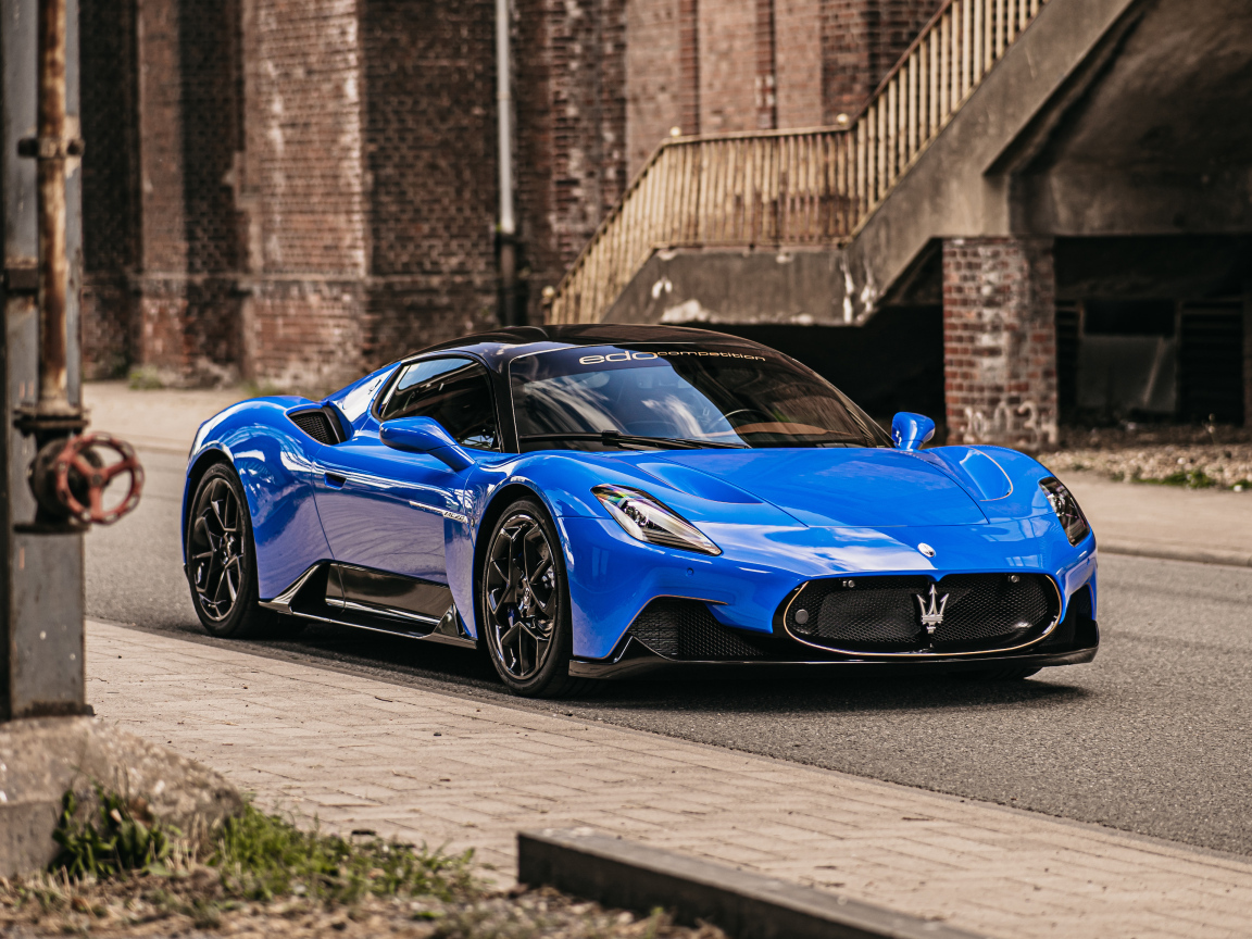 Автомобиль Maserati MC20 Coupé 2022 года на дороге