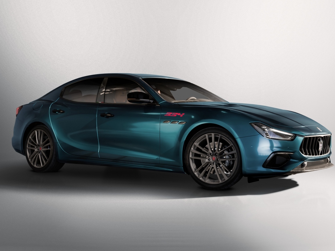 Автомобиль Maserati Ghibli 334 Ultima 2023 года на сером фоне