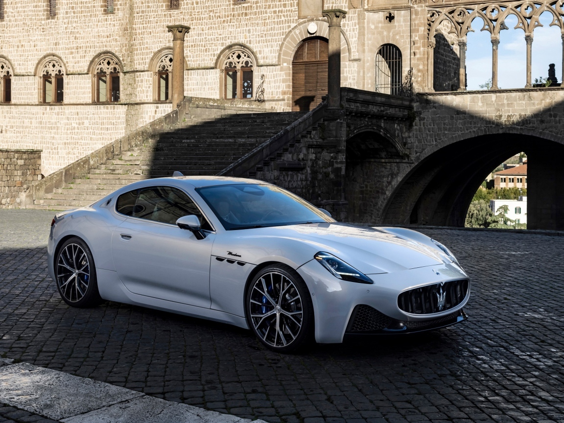 Автомобиль Maserati GranTurismo Modena 2023 года у здания