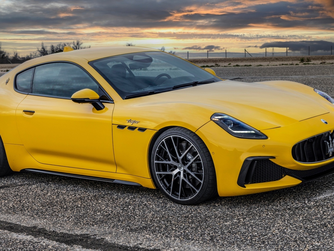 Желтый автомобиль Maserati GranTurismo Trofeo 2023 года
