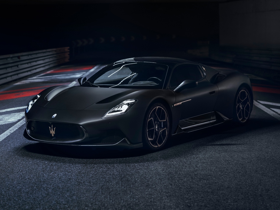 Черный автомобиль Maserati MC20