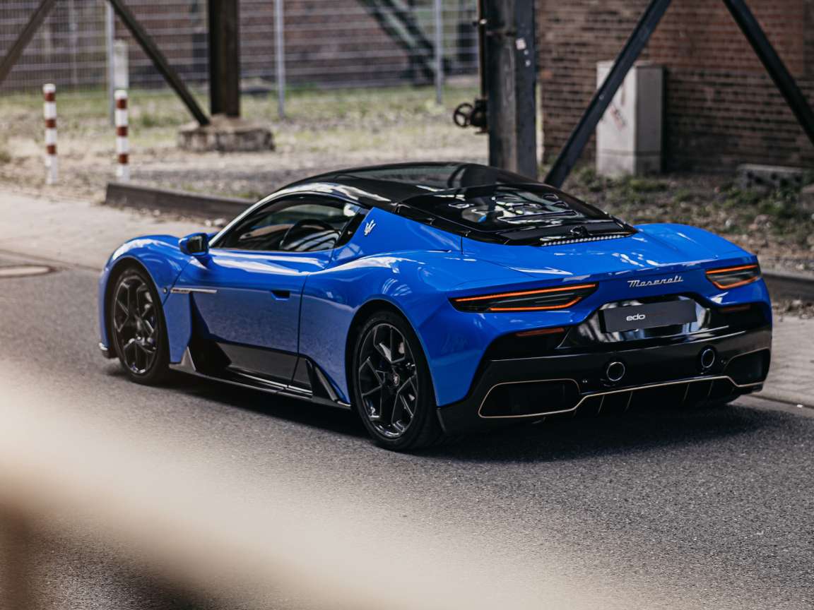 Синий автомобиль Maserati MC20 Coupé 2022 вид сзади