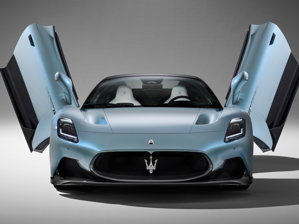 Автомобиль Maserati MC20 Cielo с открытыми дверями