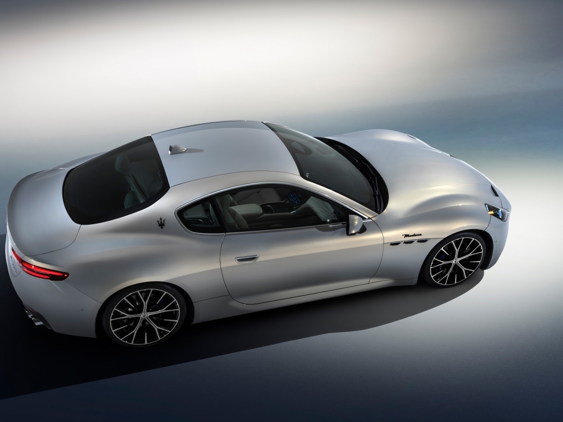 Серебристый Maserati GranTurismo Modena 2023  года