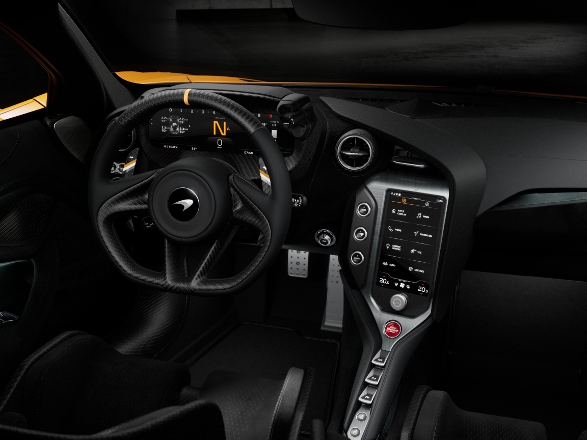 Черный салон автомобиля McLaren 750S 60th Anniversary Edition