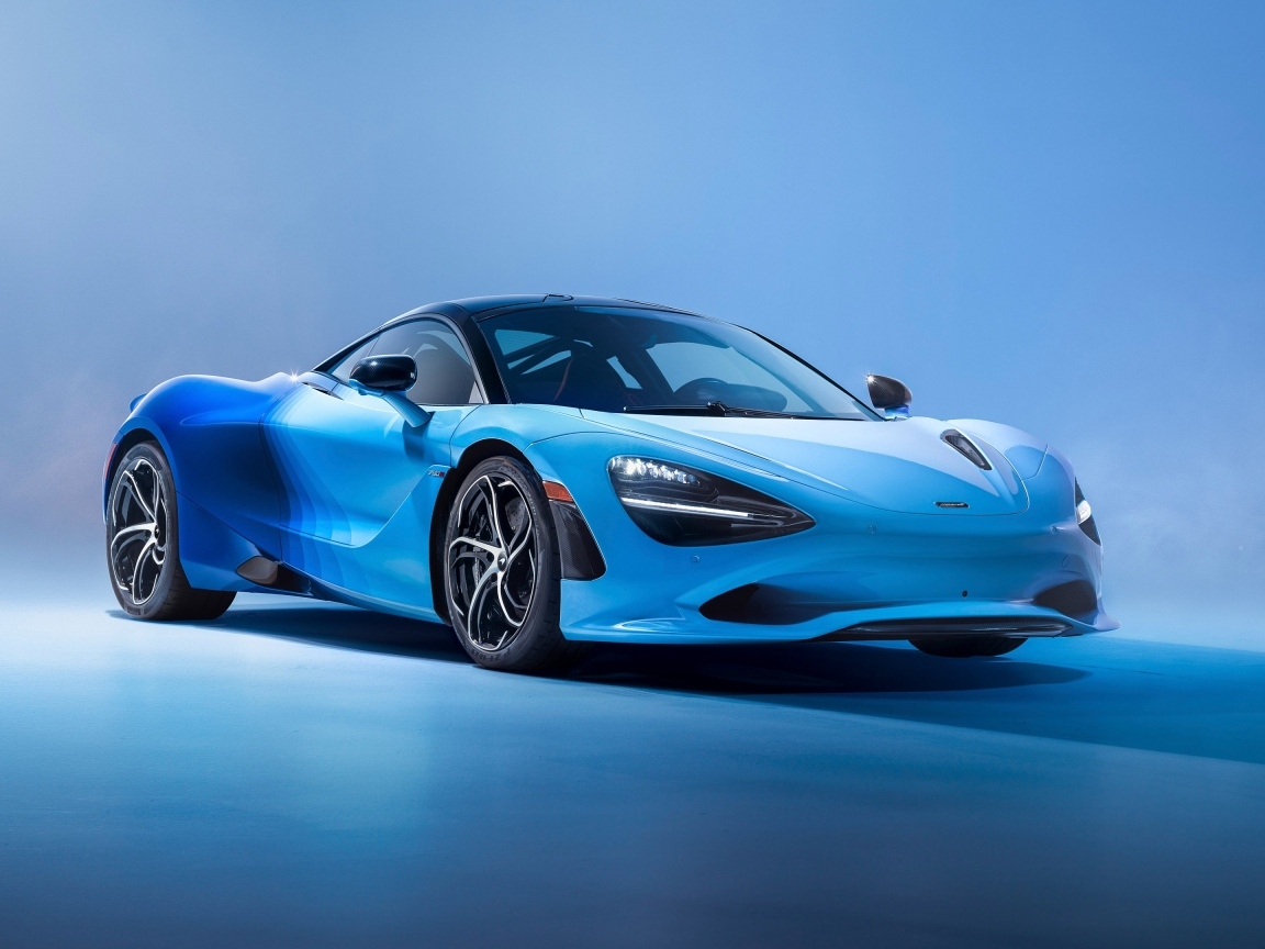 Синий автомобиль McLaren MSO 750S
