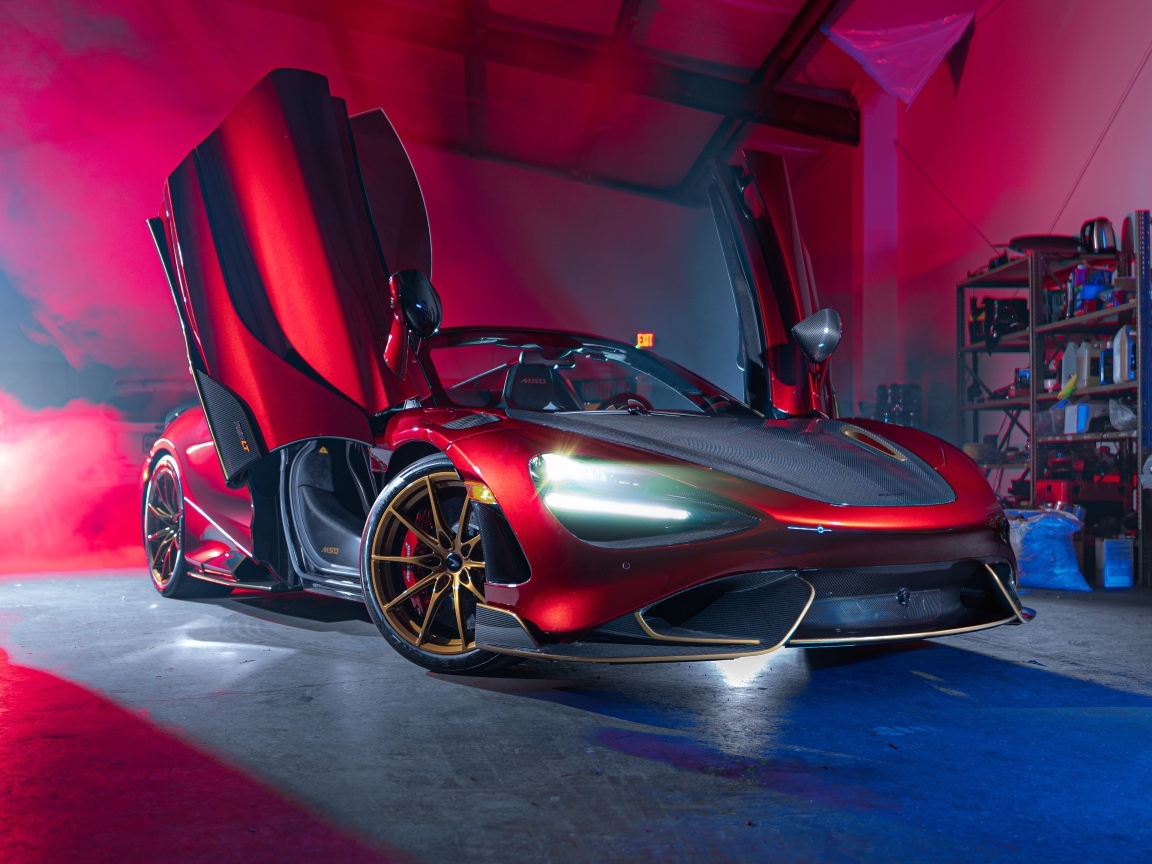 Автомобиль McLaren 765LT Spider с открытыми дверями