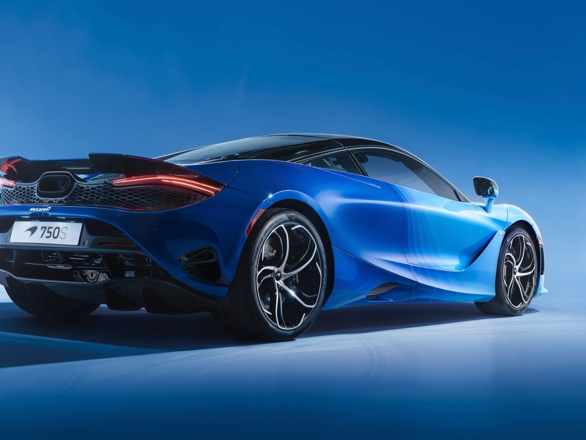 Вид сзади на автомобиль McLaren MSO 750S