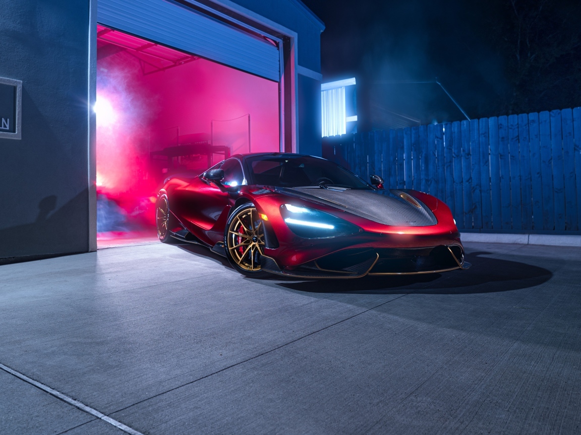 Красный  McLaren 765LT Spider у гаража