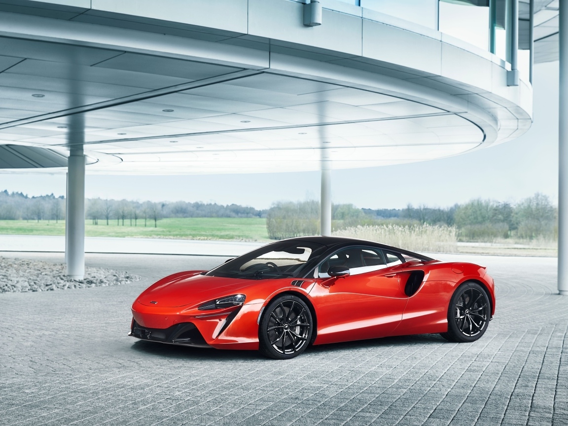 Красный спорткар McLaren ARTURA