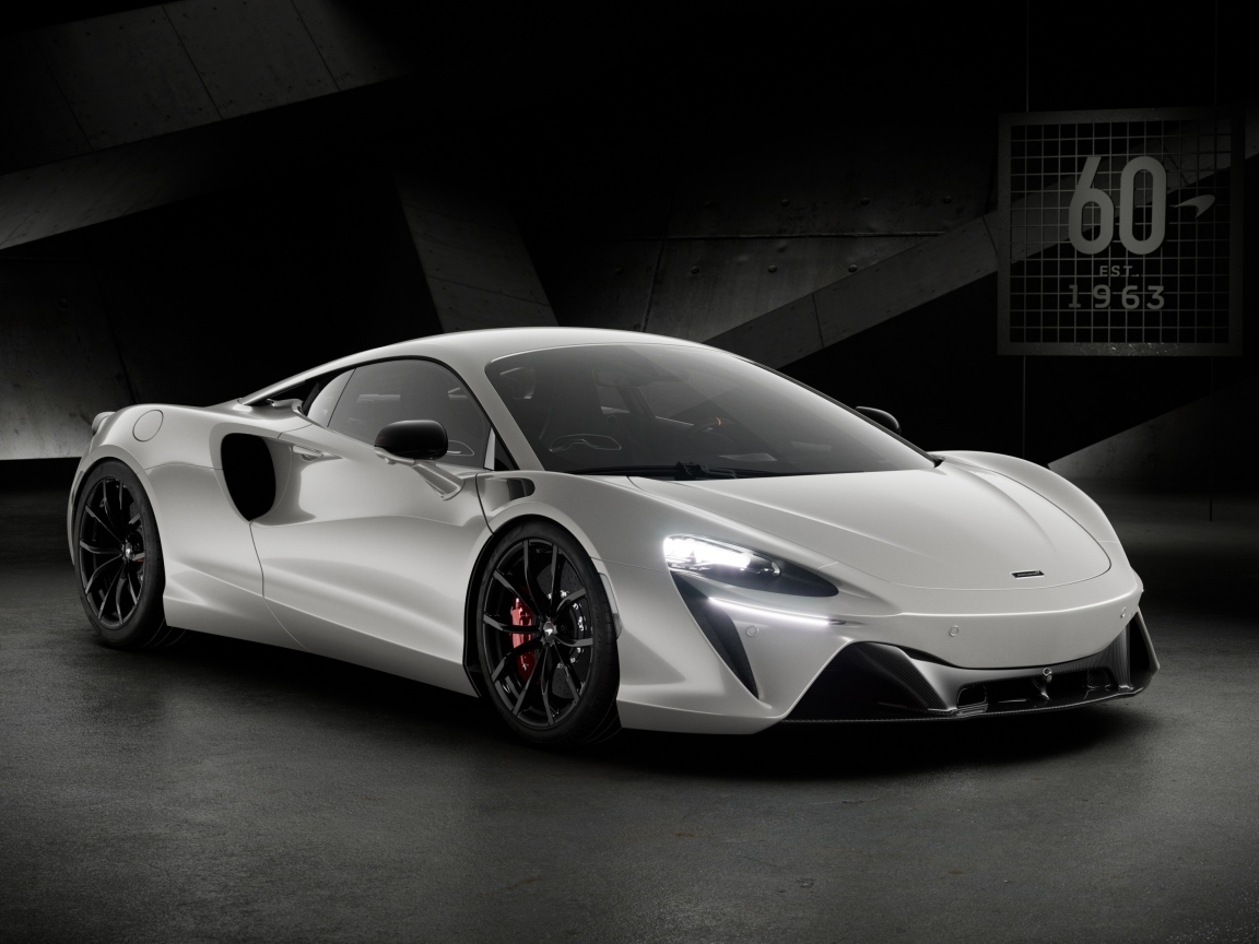 Серебристый автомобиль McLaren Artura 60th Anniversary Edition