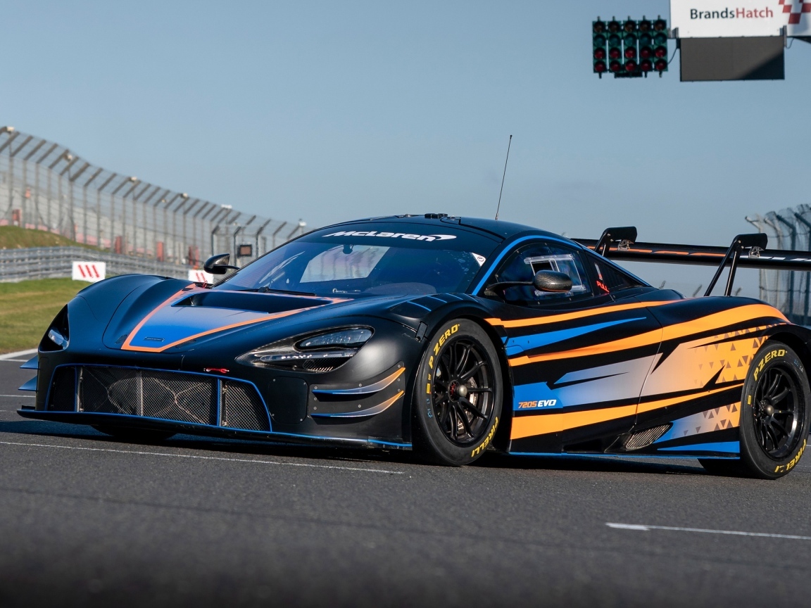Спортивный автомобиль McLaren 720S GT3 Evo