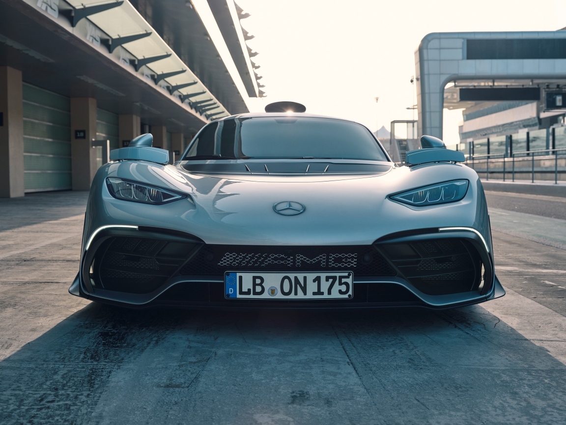 Спортивный автомобиль Mercedes-AMG ONE 2022 года