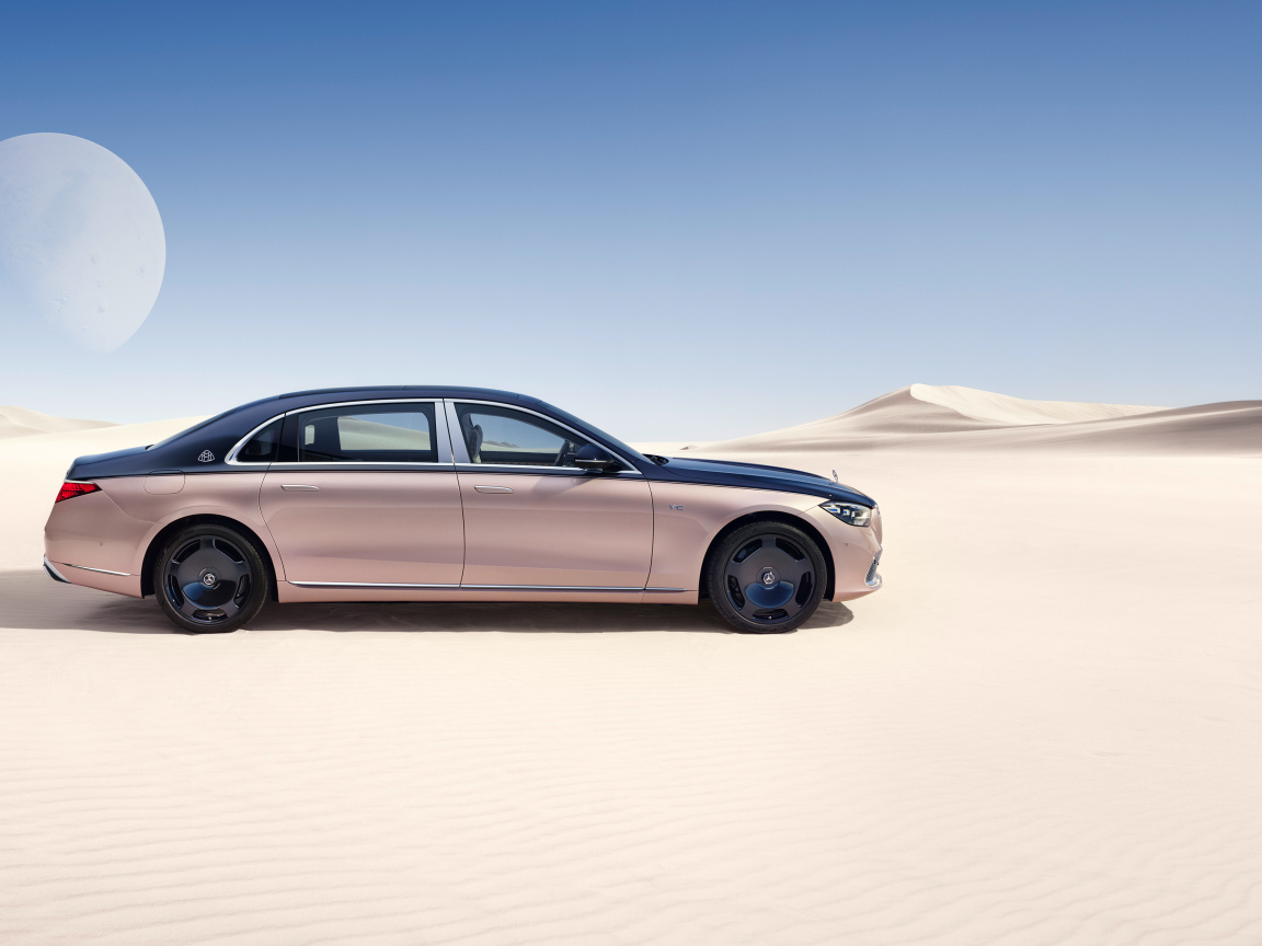 Автомобиль Mercedes-Maybach S 680 4MATIC Haute Voiture 2023 года в пустыне
