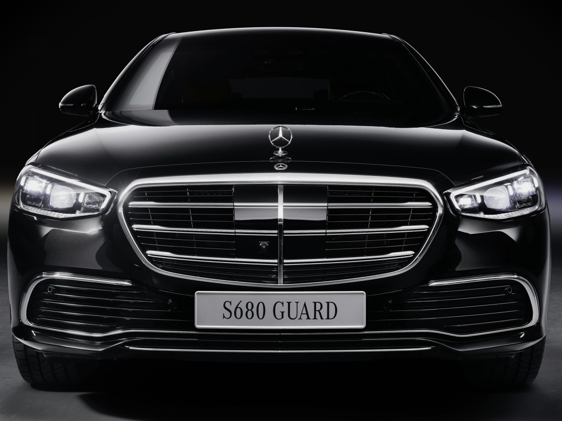 Черный Mercedes-Benz S 680 Guard 4MATIC вид спереди 