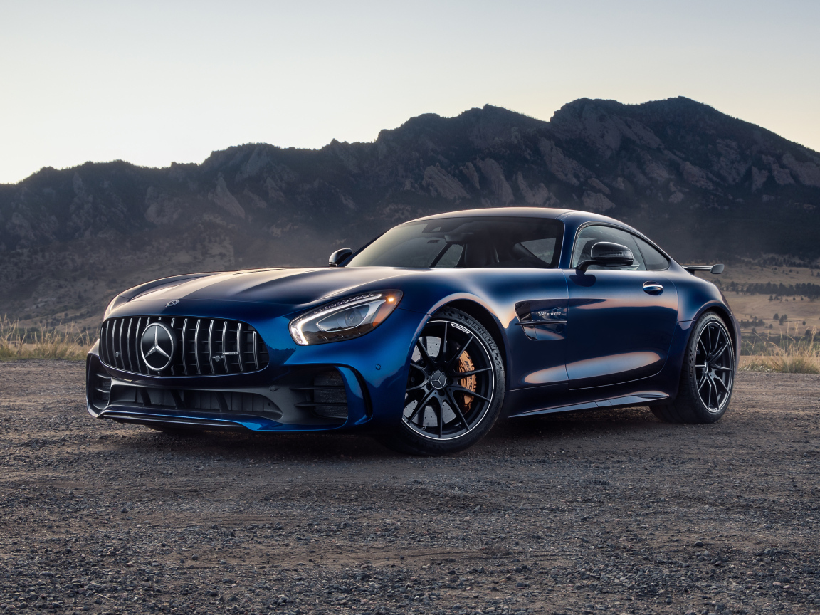 Синий автомобиль Mercedes-Benz AMG GT R в горах