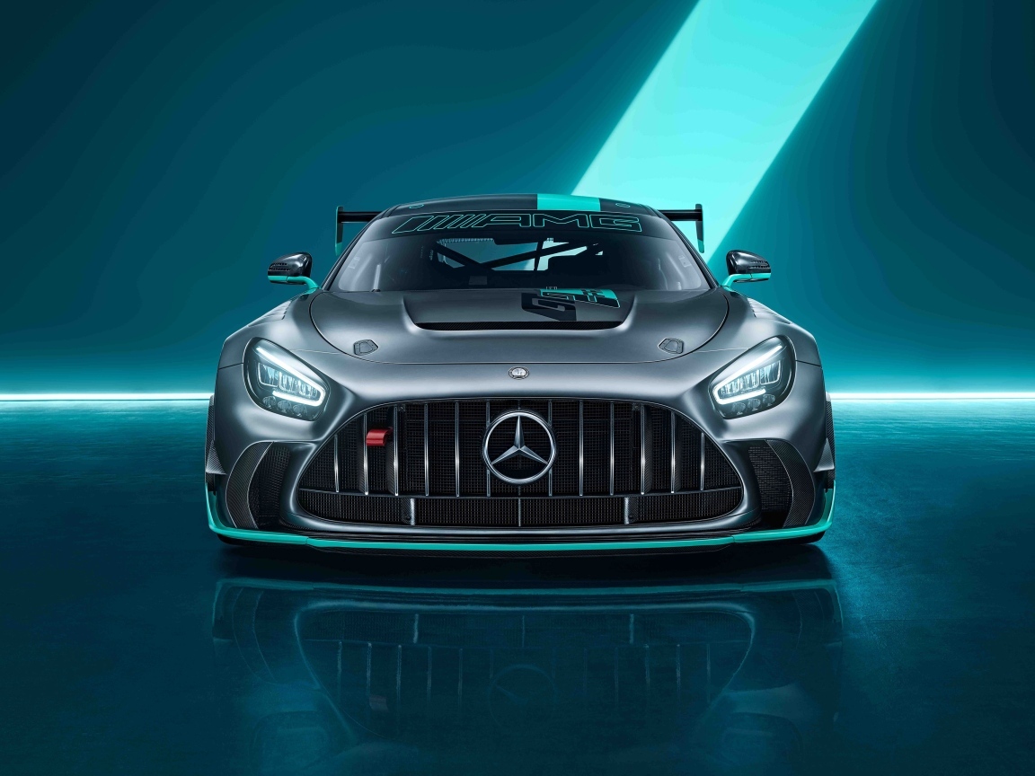 Вид спереди на автомобиль Mercedes-AMG GT2 PRO 2023 года