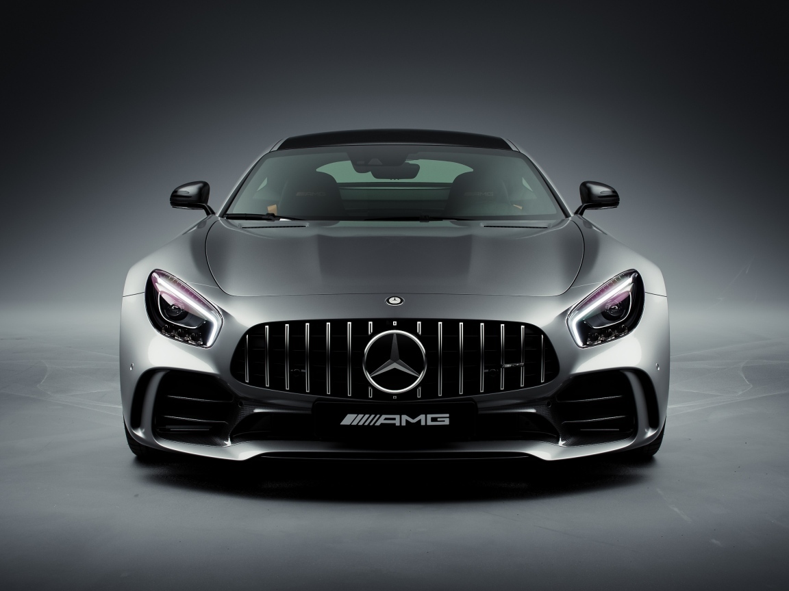 Вид спереди на автомобиль Mercedes-AMG GT R