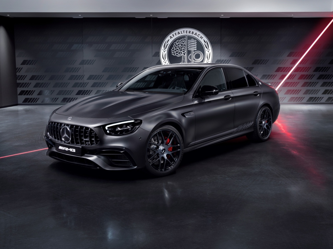 Автомобиль Mercedes-AMG E 63 S 4MATIC+ в здании