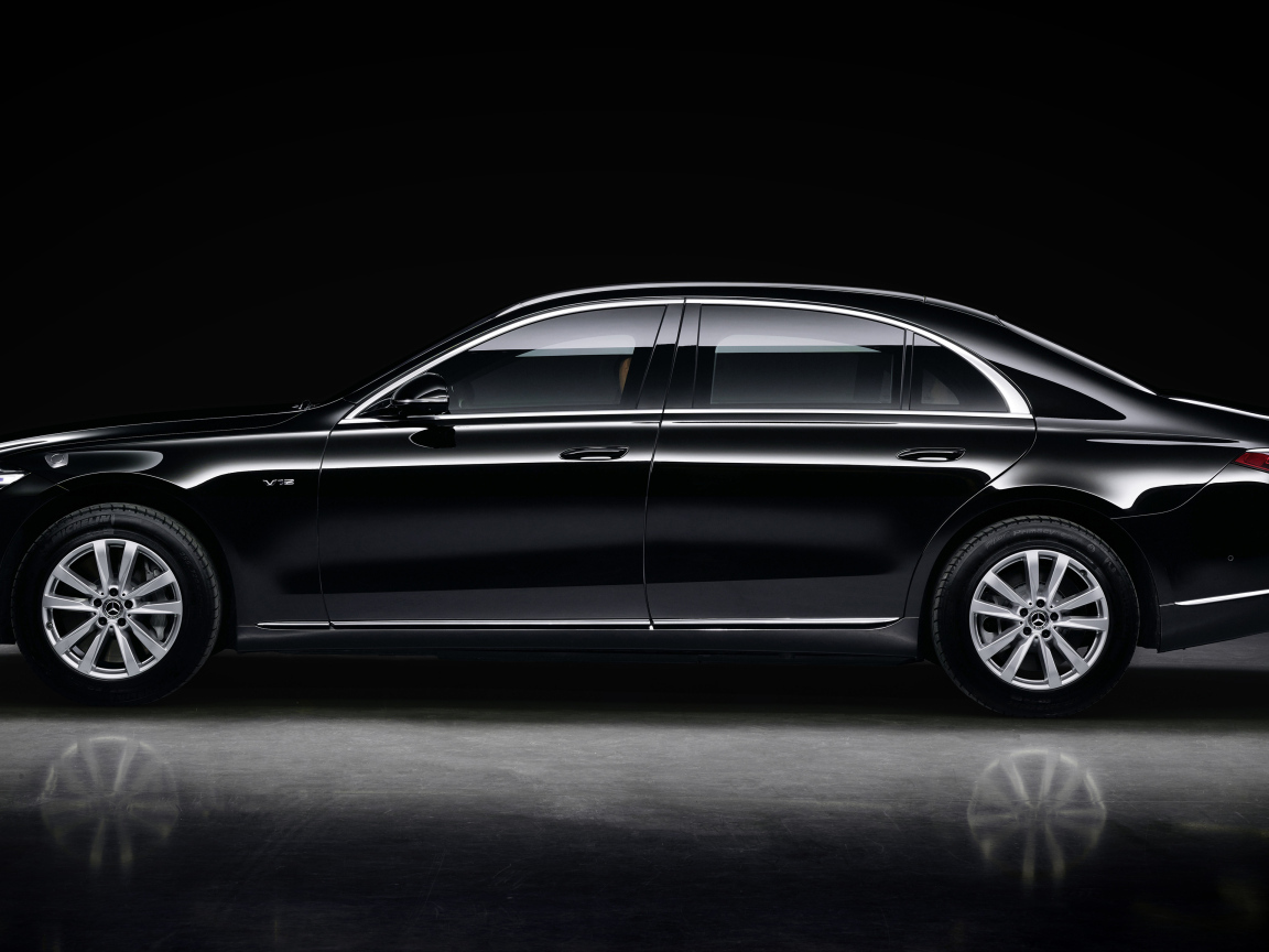 Автомобиль Mercedes-Benz S 680 Guard 4MATIC вид сбоку 