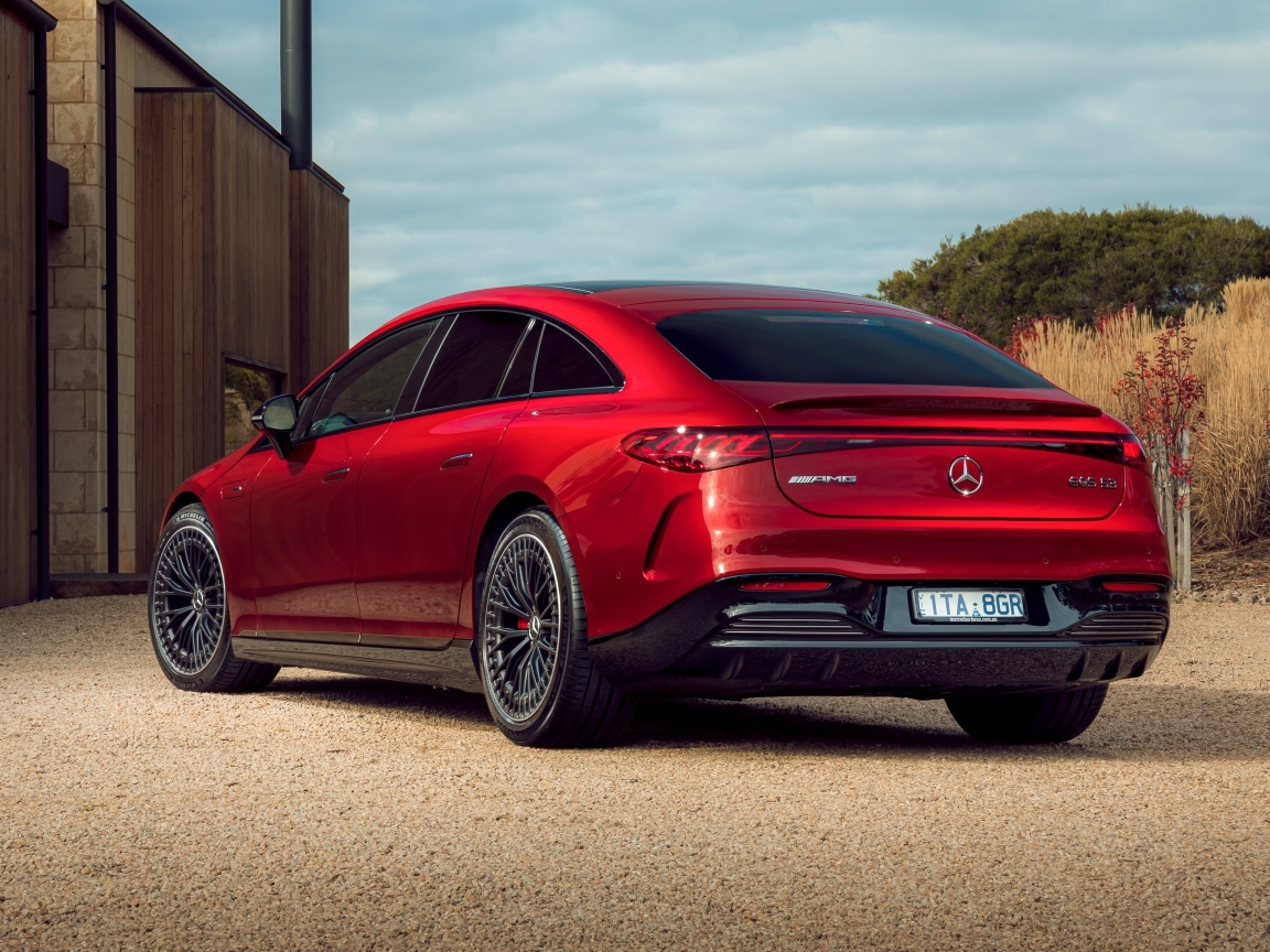 Красный автомобиль Mercedes-AMG EQS 53 4MATIC+