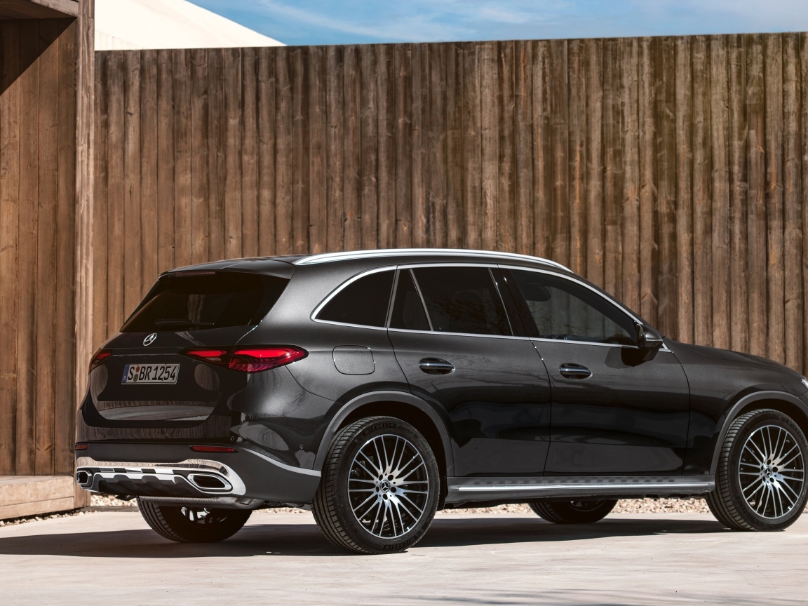 Внедорожник Mercedes-Benz GLC 300 4MATIC  вид сзади